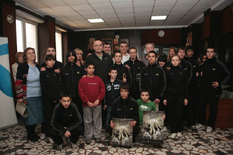 Dusko Vujosevic, trener KK Partizan_ sa decom iz Doma Mosa Pijade